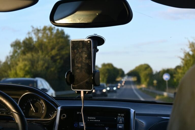 Adeus vidro e tablier: é aqui que tens de colocar o telemóvel no carro!