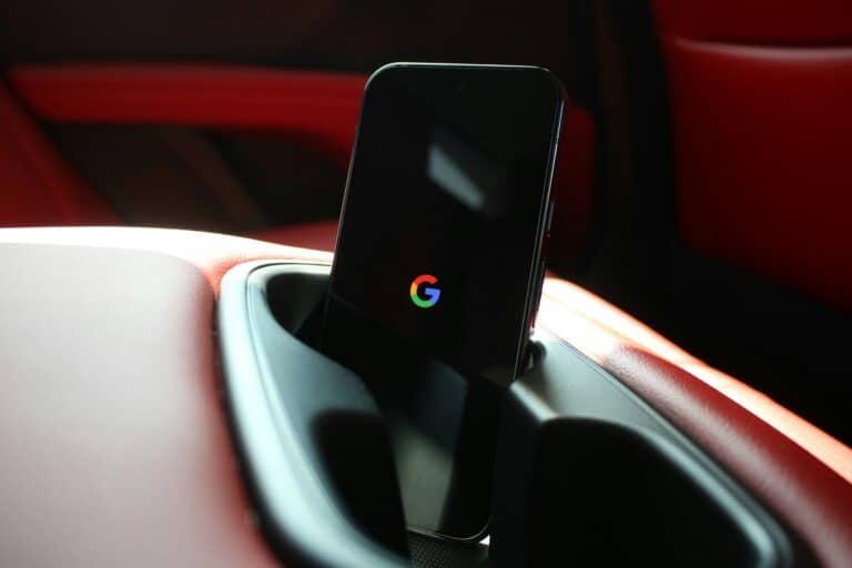 O teu Android Auto continua a desligar-se? Experimenta estes 6 truques