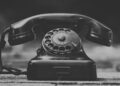 Ferro antigo de telefone fixo em preto e branco, símbolo de comunicação clássica.