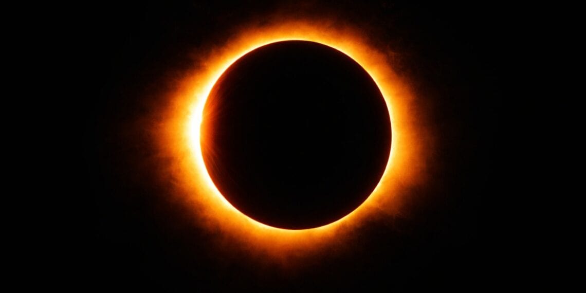 Eclipse solar com anel de fogo durante eclipse total da Lua na Terra.