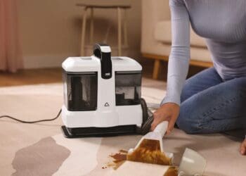 Aspirador de lavagem do Aldi limpa manchas de sofá de forma eficiente e acessível.