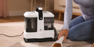 Aspirador de lavagem do Aldi limpa manchas de sofá de forma eficiente e acessível.