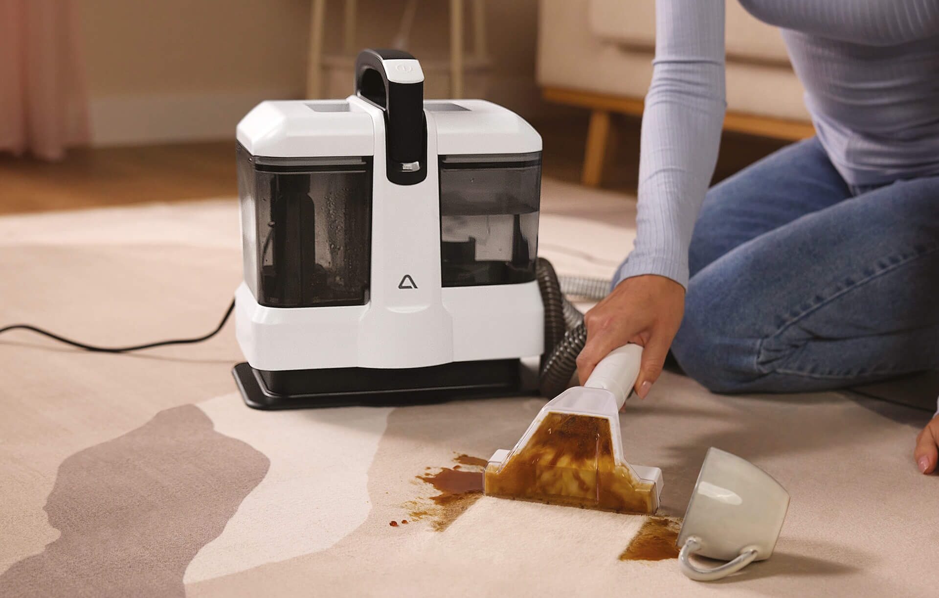 Aspirador de lavagem do Aldi limpa manchas de sofá de forma eficiente e acessível.