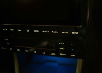 Botões falsos no carro? Vê como os transformar em algo incrível