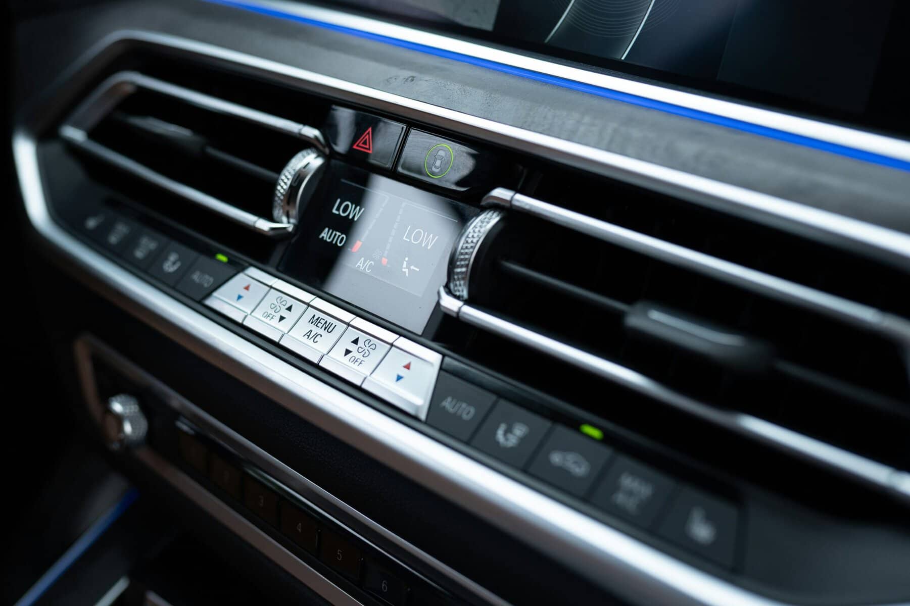 Painel de controle do ar condicionado com botões falsos no carro.