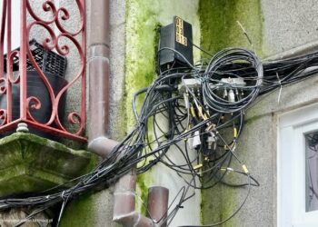 Cabos enrolados nas paredes em todo o lado! É desleixo?