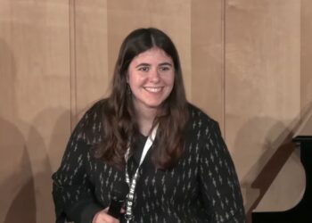 Jovem criadora apresenta app inovador para bloquear burlas telefónicas.