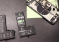 Bateria de alta capacidade de 12.000mAh para iPhone 11 Pro, desmontada e exibida ao lado do disposit.