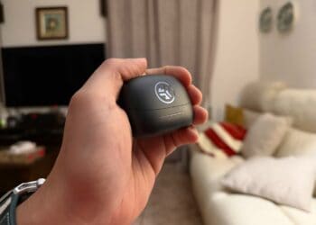 Árvore de tags (ALT): Fone de ouvido JLab JBuds Pods ANC em mão, tecnologia de cancelamento de ruído.