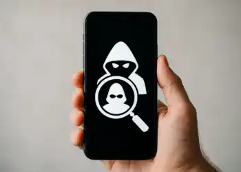 Procurado por espiões no telemóvel com símbolo de hacker e lupa.