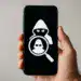 Procurado por espiões no telemóvel com símbolo de hacker e lupa.