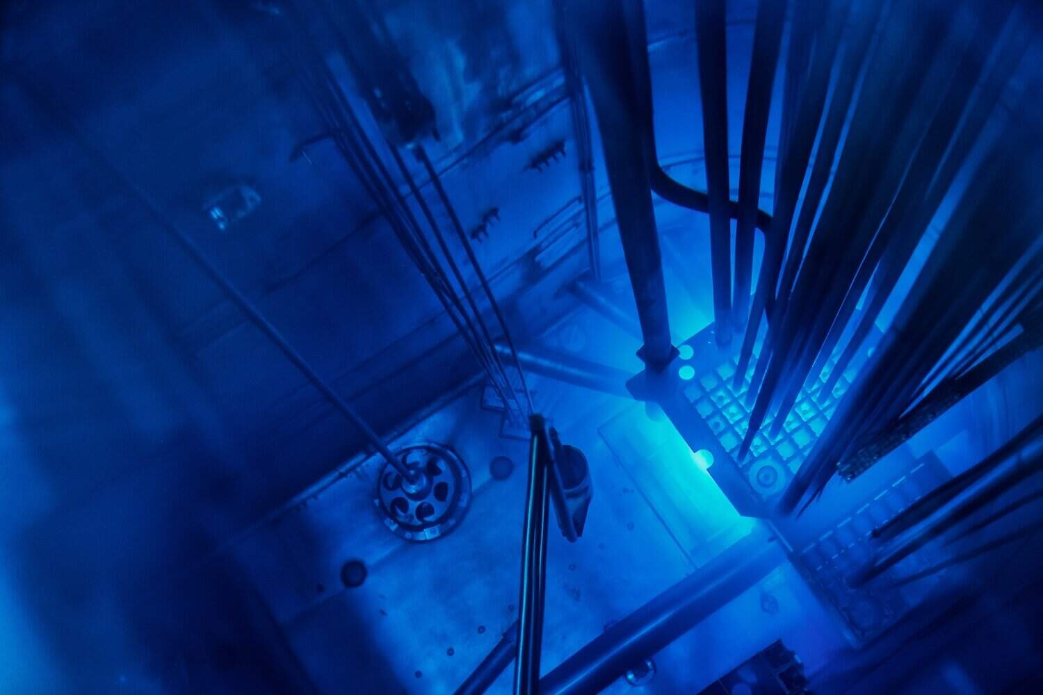 Luz azul brilhante em reator nuclear, destacando o mistério da energia nuclear e a luz azul que ela.