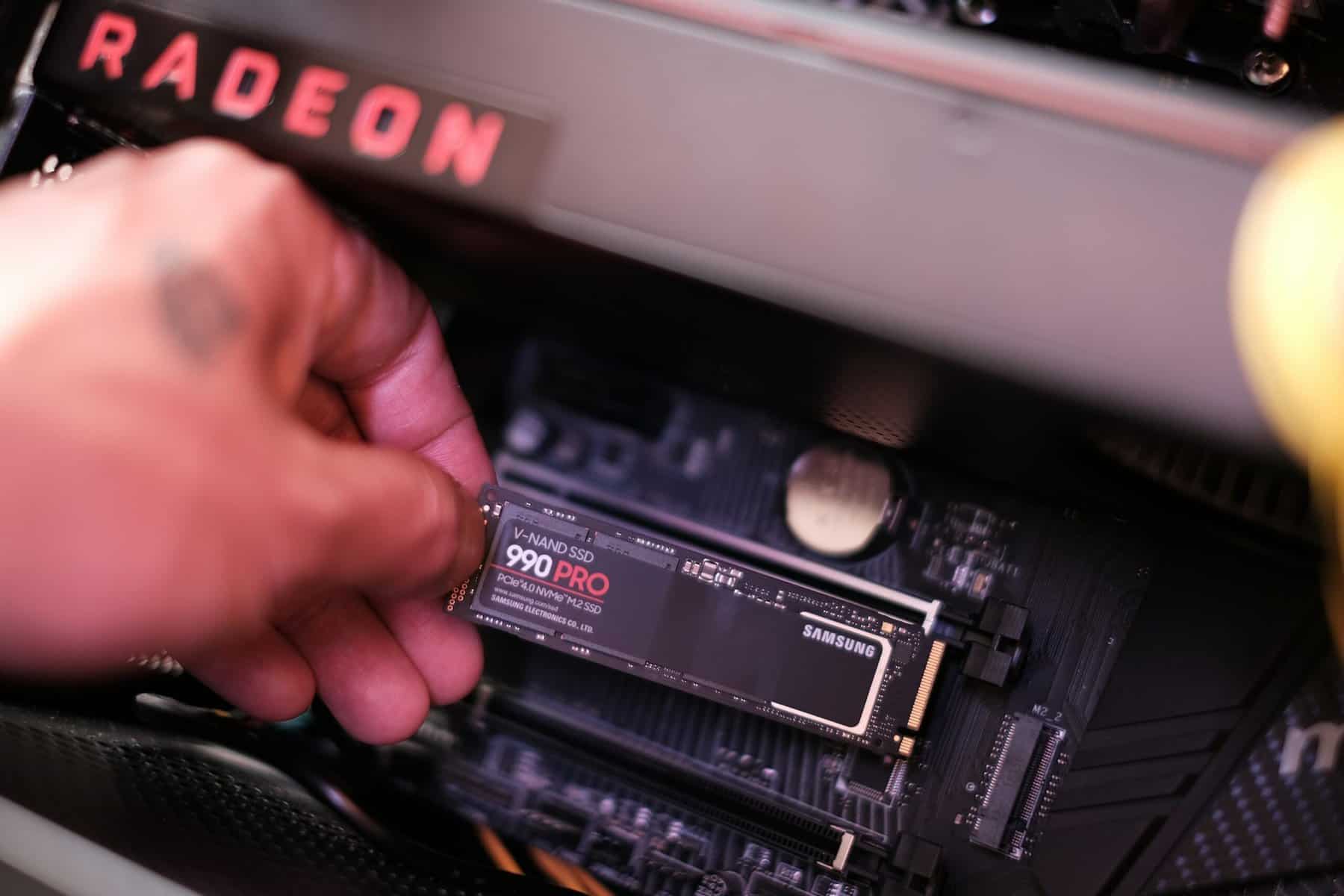 SSD Samsung 990 PRO a ser instalado.