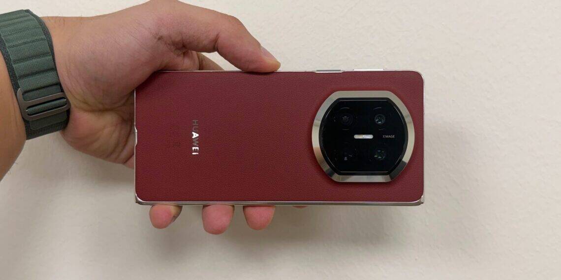 Smartphone Huawei Mate X7 com design dobrável, elegante e funcional, sem parecer um teste, ideal par.