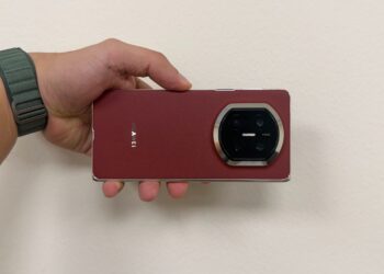 Smartphone Huawei Mate X7 com design dobrável, elegante e funcional, sem parecer um teste, ideal par.