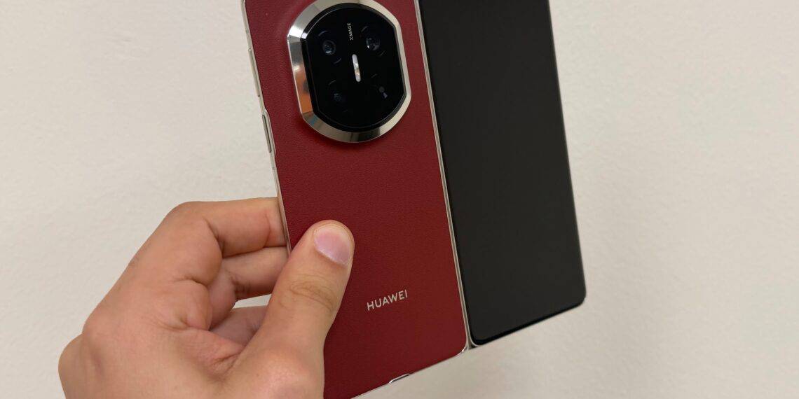 Imagem de um smartphone dobrável Huawei Mate X7 com design elegante e tela grande, destacando inovaç.