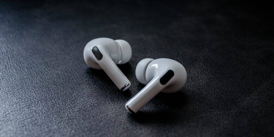 É verdade que os AirPods causam otites ou é apenas um mito da internet?
