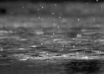 O perigo mortal da chuva negra após os ataques aos depósitos de petróleo