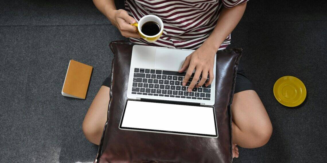 O portátil está a destruir a tua fertilidade? A verdade sobre trabalhar no sofá