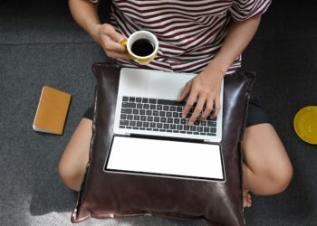 O portátil está a destruir a tua fertilidade? A verdade sobre trabalhar no sofá