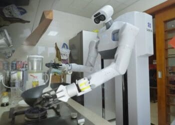 O futuro chegou: este robô chinês arruma a tua casa e ainda te faz o jantar