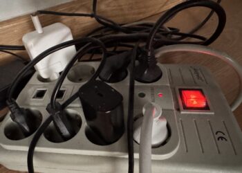 A tua extensão elétrica com proteção provavelmente morreu! Testa isto