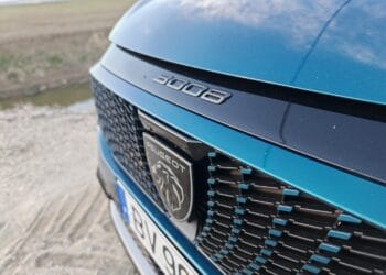 Peugeot e-3008: O SUV que quer ser a nova referência elétrica.